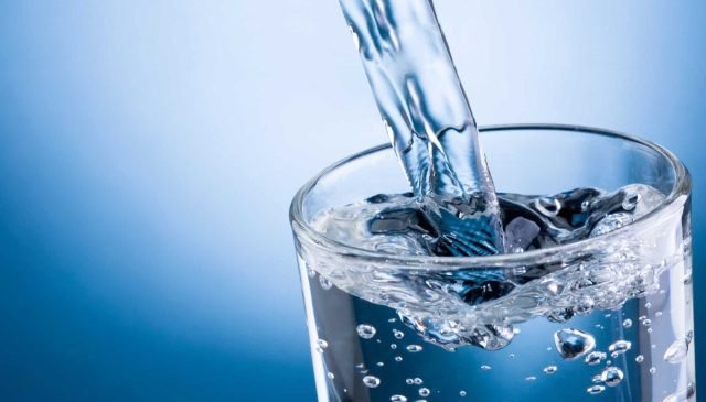 un bicchiere di acqua potabile