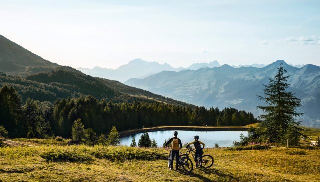 il lago artificiale davanti al ristorante la Societé di Pila con due bikers