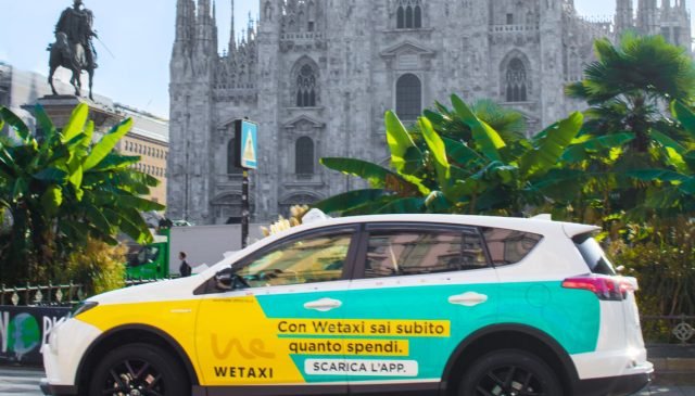 un taxi wetaxi a milano davnti al duomo