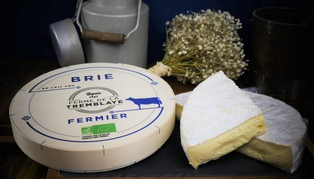 una forma di formaggio brie au lait cru-min-min