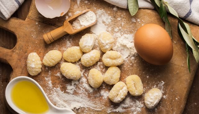 la preparazione degli gnocchi