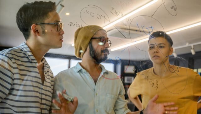 tre ragazzi in riunione per una startup