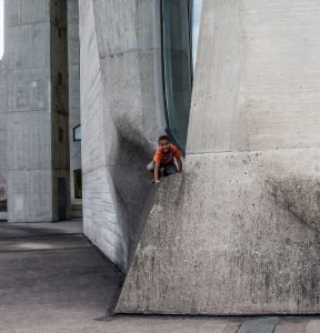 un bambino gioca su un palazzo in cemento