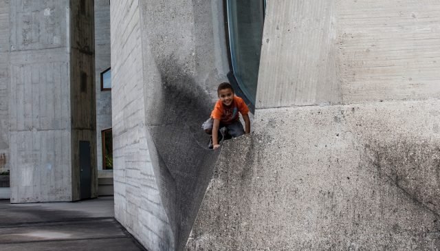 un bambino gioca su un palazzo in cemento