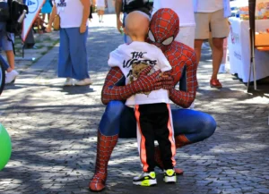 spiderman abbraccia un bambino