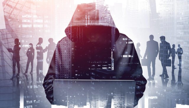 un cyber criminale in azione