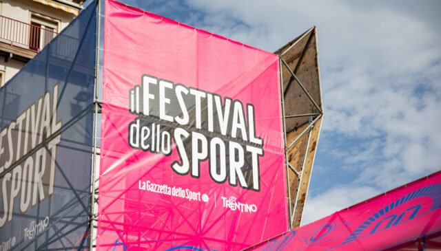 allestimento struttura per Camp arrampicata in Piazza Santa Maria Maggiore Trento,