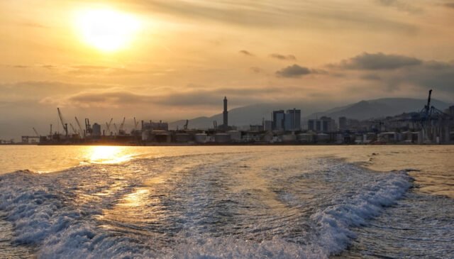 il mare con la lanterna di genova