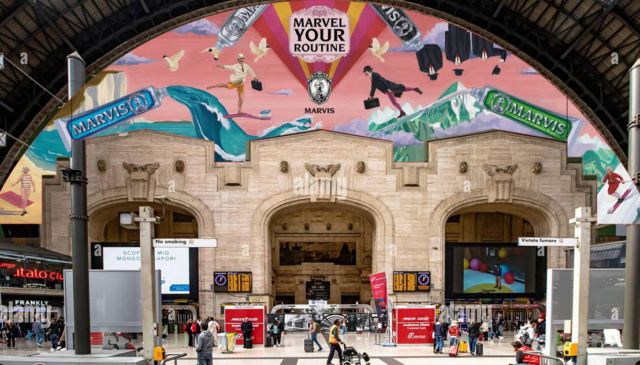 l’arcata di Milano Centrale decorata Marvis