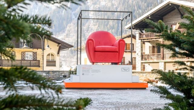 una poltrona rossa di Poltrona Frau nella neve