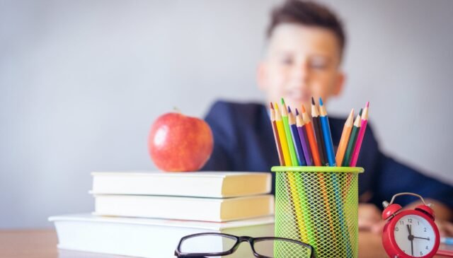 un argazzo a scuola e una mela