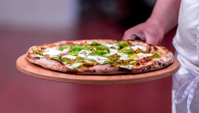 una pizza appenauscita dal forno