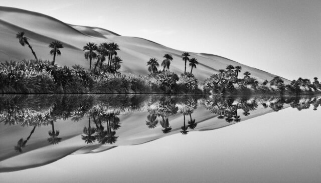 Libia, 2009 _ L'erg Ubari è un'area molto vasta, con dune di sabbia per circa 80.000 chilometri quadrati, dove si trovano dei laghi salati in una zona chiamata in arabo Ramla d'El Daouda, che significa "duna dei mangiatori di vermi" _ Ph. ©Sebastião SALGADO