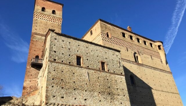 il Castello Serralunga con cielo blu