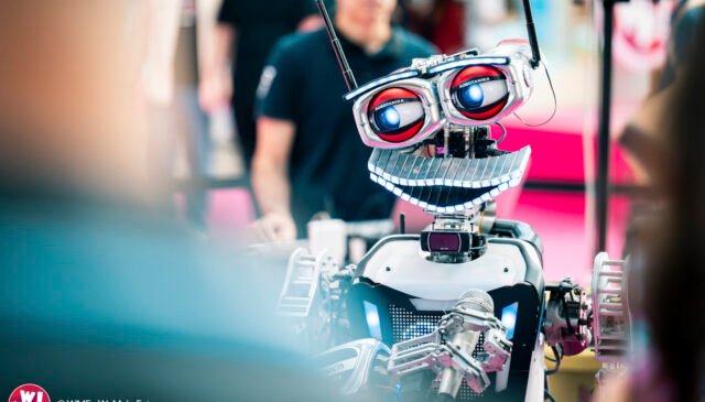 we make future 2023 con un robot e un microfono