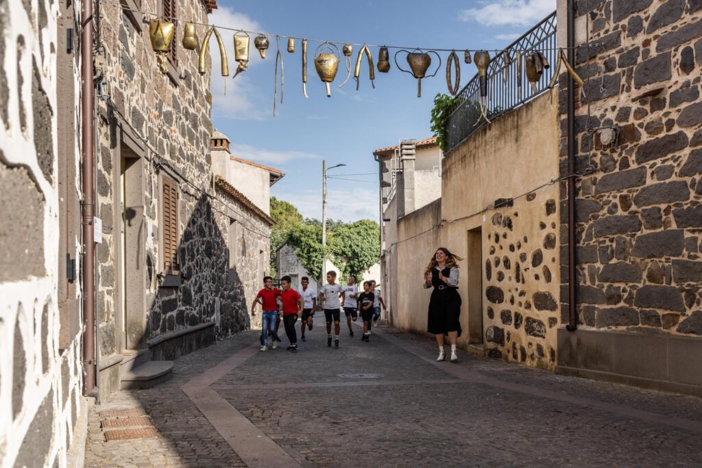 Una Boccata d'Arte 2024, Virginia Russolo, Campanacci del solstizio (Sos sonazos de primu istíu), Sedilo, Sardegna. Courtesy: Fondazione Elpis. Ph Gianluca Muscas.