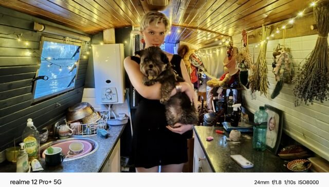 Seraphina, (28, Inghilterra) e la sua cagnolina Maud, nella barca dove vivono insieme da 4 anni, Londra, Maggio 2024