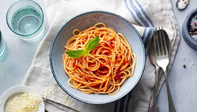 un piatto di pasta al pomodoro