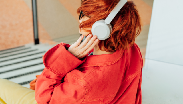 un ragazzo ascolta un audiolibro Voxa