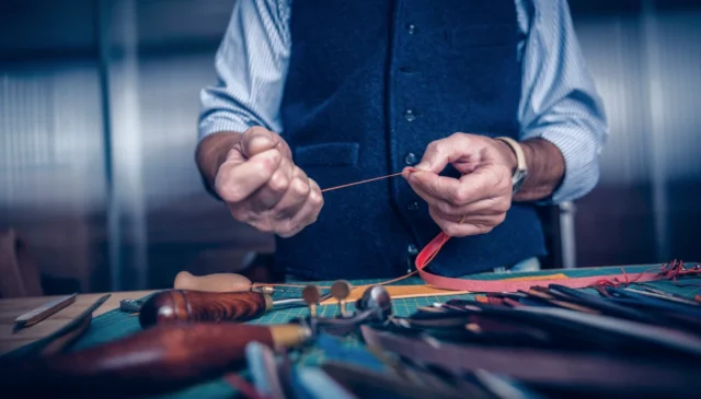 un uomo lavora la pelle per fare design