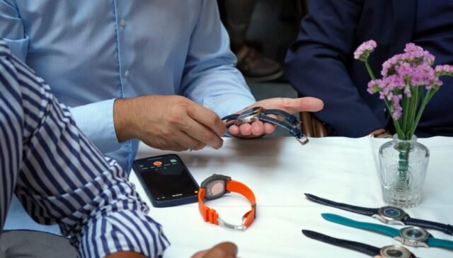 Milano Wacth Week 2024, un uomo guarda il suo orologio