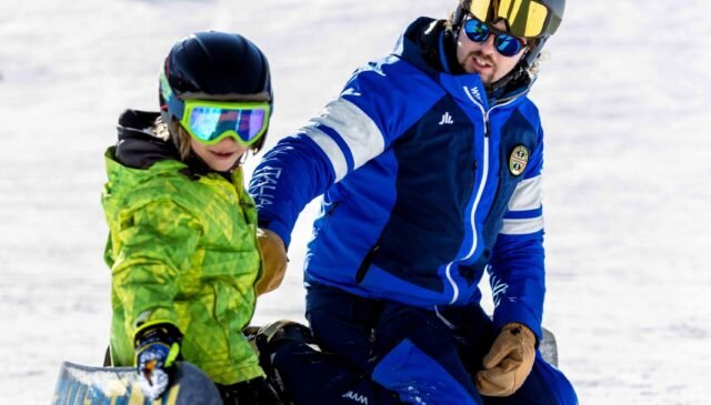 un maestro di sowboard con un allievo