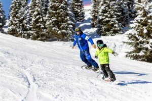 un maestro di sowboard con un allievo