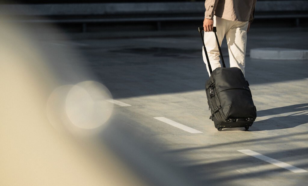 un uomo con Airback MAX in Matt Black