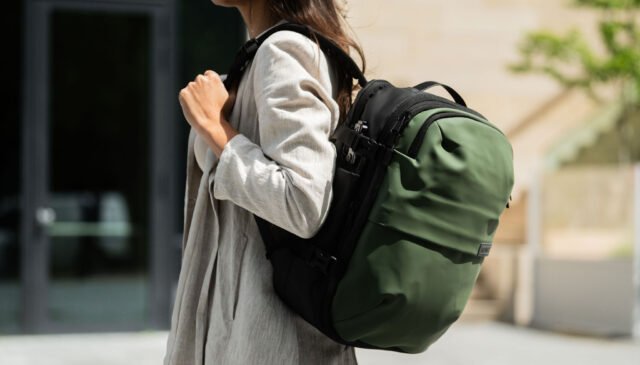 Una ragazza con lo Zaino Airback verde