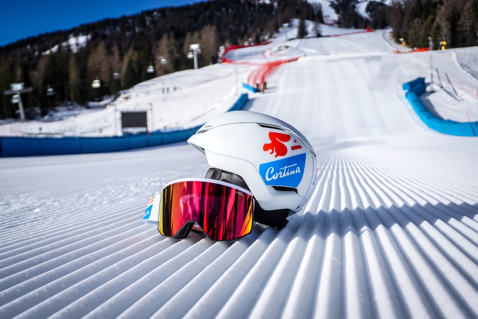 il casco e la maschera Atomic x Fondazione Cortina sulle piste