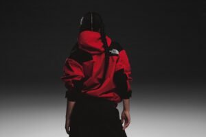 Gliss indossa la TNF SS25 Mountain Jacket rossa