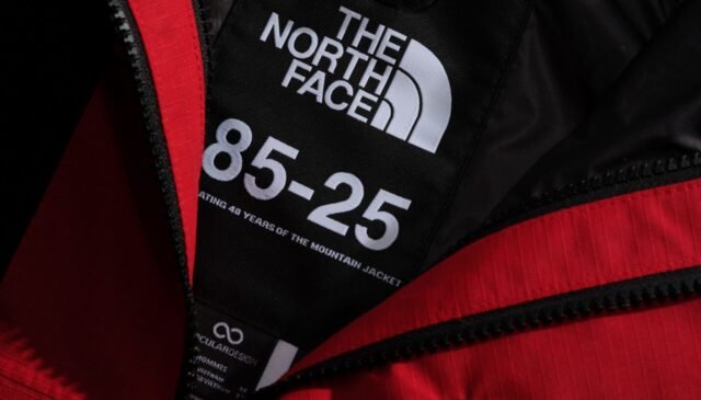dettaglio etichetta della TNF SS25 Mountain Jacket