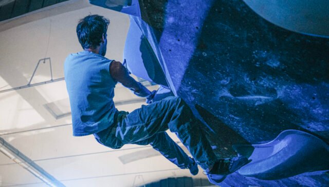 un arrampicatore durante il Contest Spaghetti Boulder al Manga