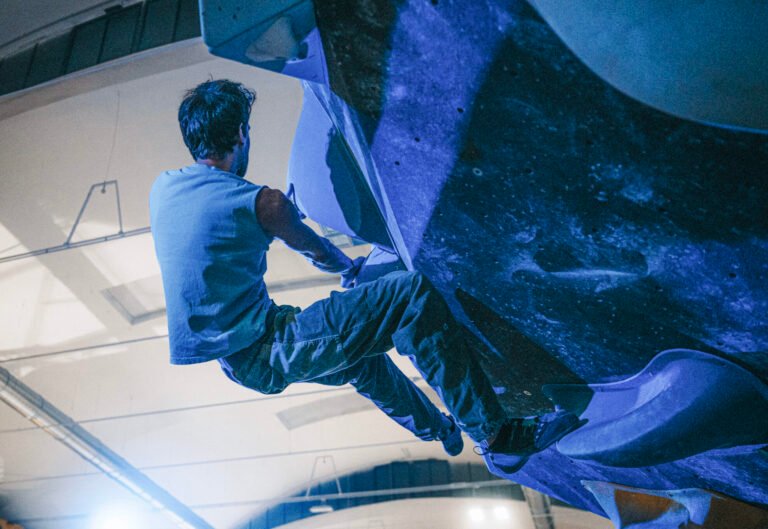 un arrampicatore durante il Contest Spaghetti Boulder al Manga