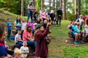 Orme – Festival dei Sentieri. un gruppo di persone nel bosco