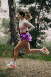 Suunto Run 2025, atleta che corre in un parco