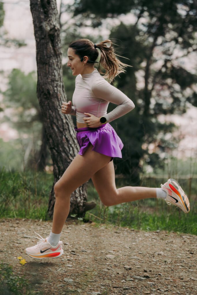 Suunto Run 2025, atleta che corre in un parco