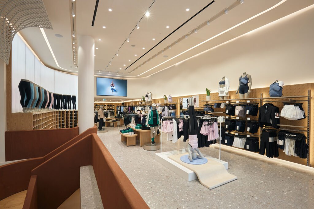 lululemon interno negozio a milano