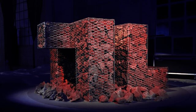 Prono Alla Resistenza, 2018 pietra lavica in gabbioni di acciaio, cm 176 x 231 xH 120
