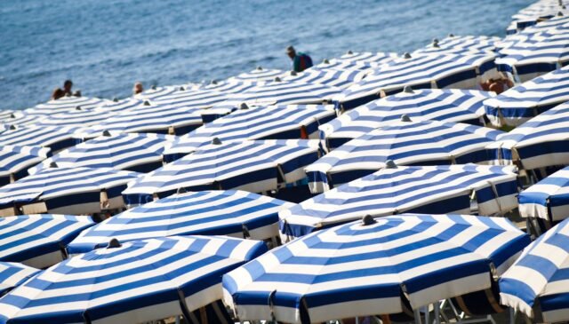spiaggia con ombrelloni