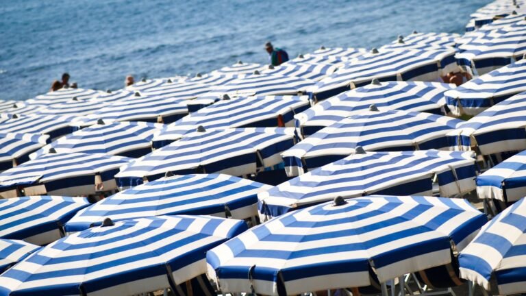 spiaggia con ombrelloni