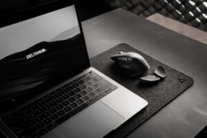 DeltaHub Carpio 2.0 nero su scrivania