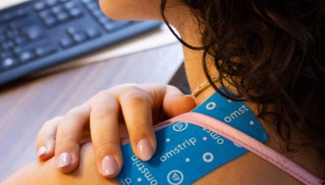 certotto OmStrip THERAPY WELLNESS su una donna