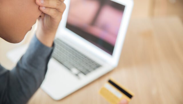 E-commerce: Il 23% degli europei abbandona gli acquisti online per descrizioni inadeguate ma adesso ripensate dall'intelligenza artificiale.