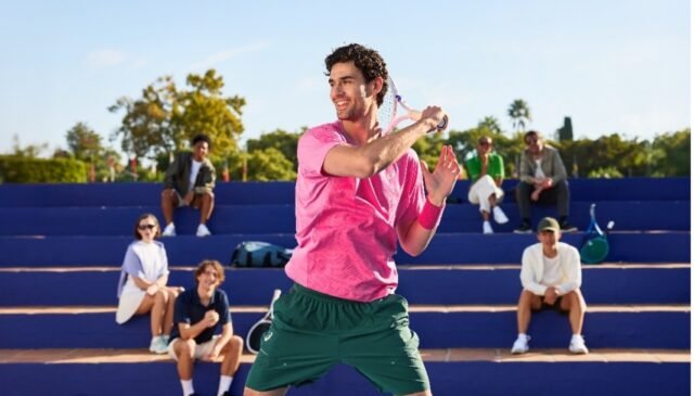 La campagna ASICS “Move Your Body, Move Your Mind” debutta a gennaio 2026: un ragazzo che giocaa tennis