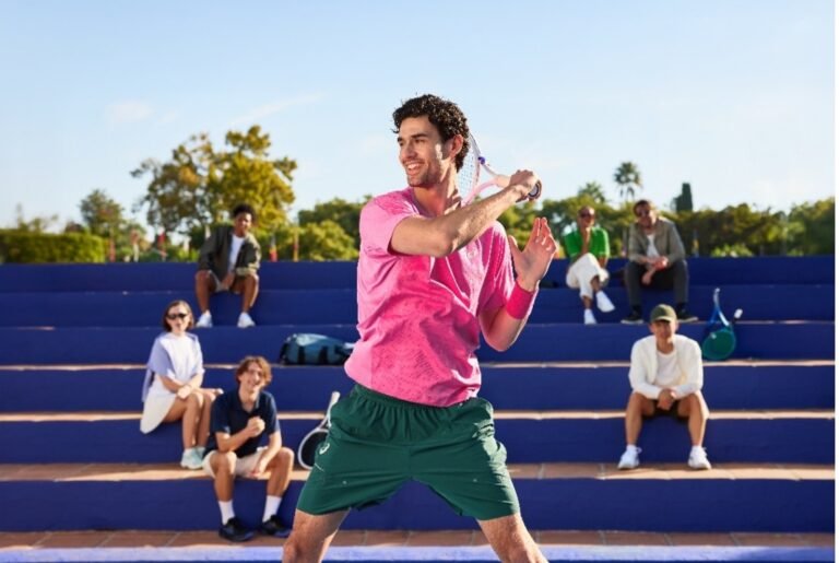 La campagna ASICS “Move Your Body, Move Your Mind” debutta a gennaio 2026: un ragazzo che giocaa tennis
