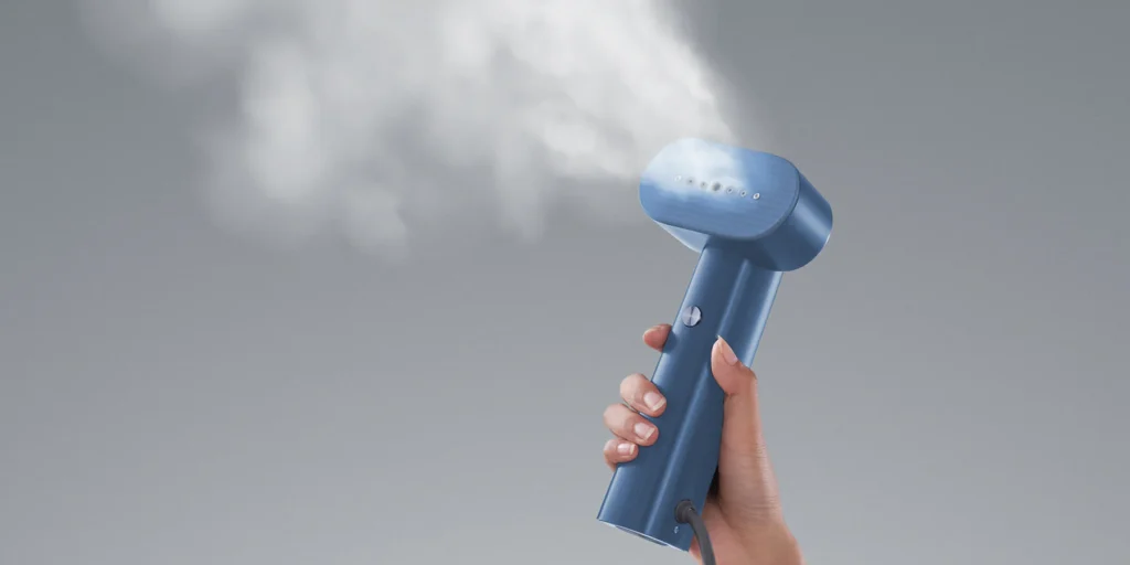 La stiratura a vapore non è più un’alternativa “da viaggio”: oggi è una vera evoluzione del modo in cui ci prendiamo cura dei nostri abiti. I moderni steamers – come quelli sviluppati da Nesugar, brand specializzato in soluzioni portatili e ad alta efficienza – hanno trasformato un’attività spesso lunga e faticosa in un gesto rapido, leggero e quotidiano.