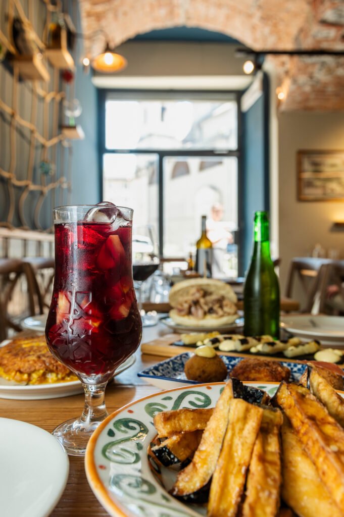 gli interni del ristorante Tabarca con una sangria in primo piano