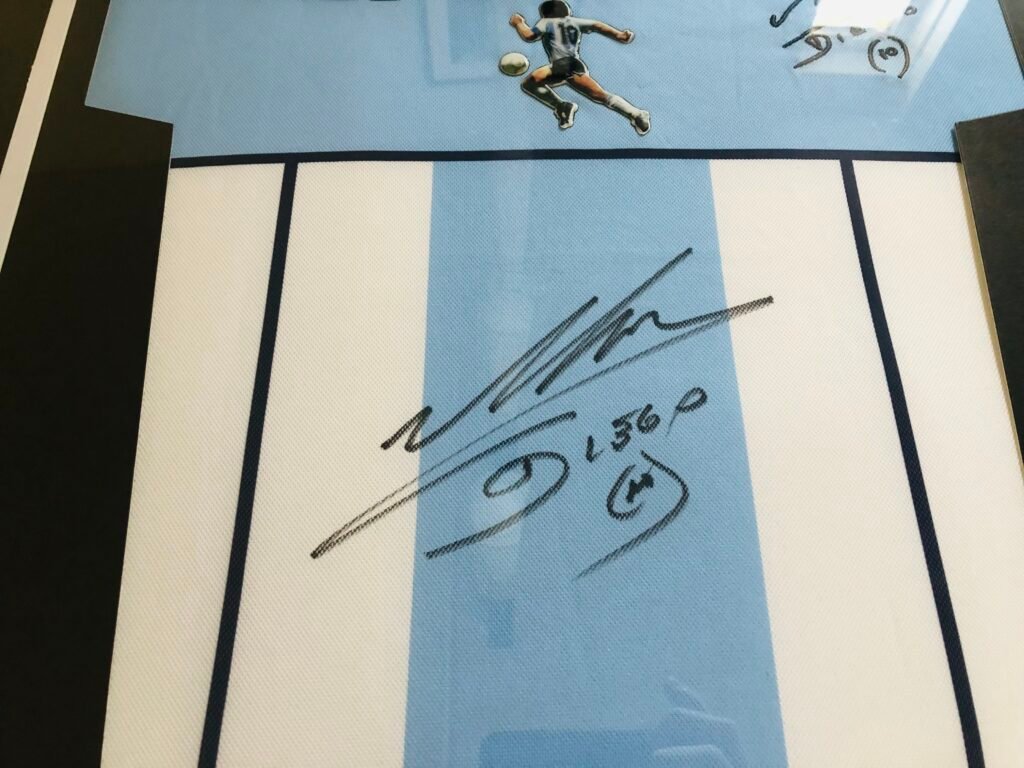 maglia celebrativa firmata ufficialmente da Diego Maradona