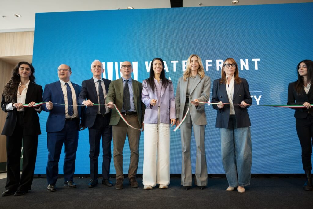 Il taglio Del Nastro al Waterfront Mall di genova